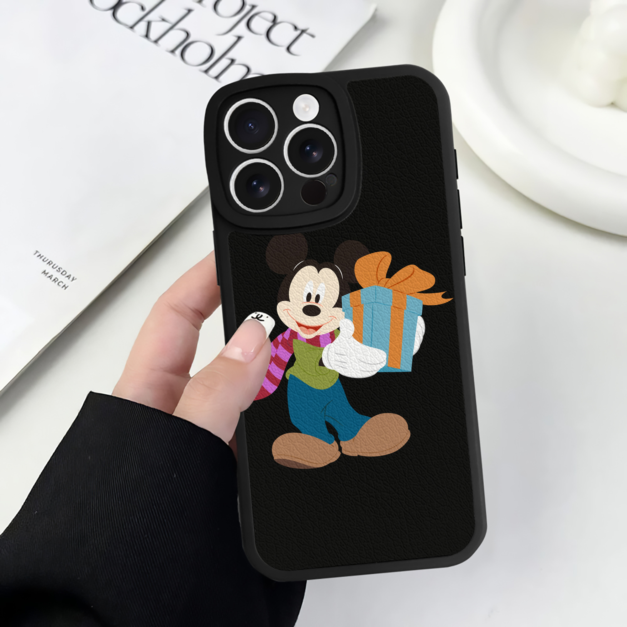 （画像用） ミッキーマウス Mickey Mouse 【iPhone 16シリーズ対応】シリコンスマホケース（レザー調） 材質：シリコン